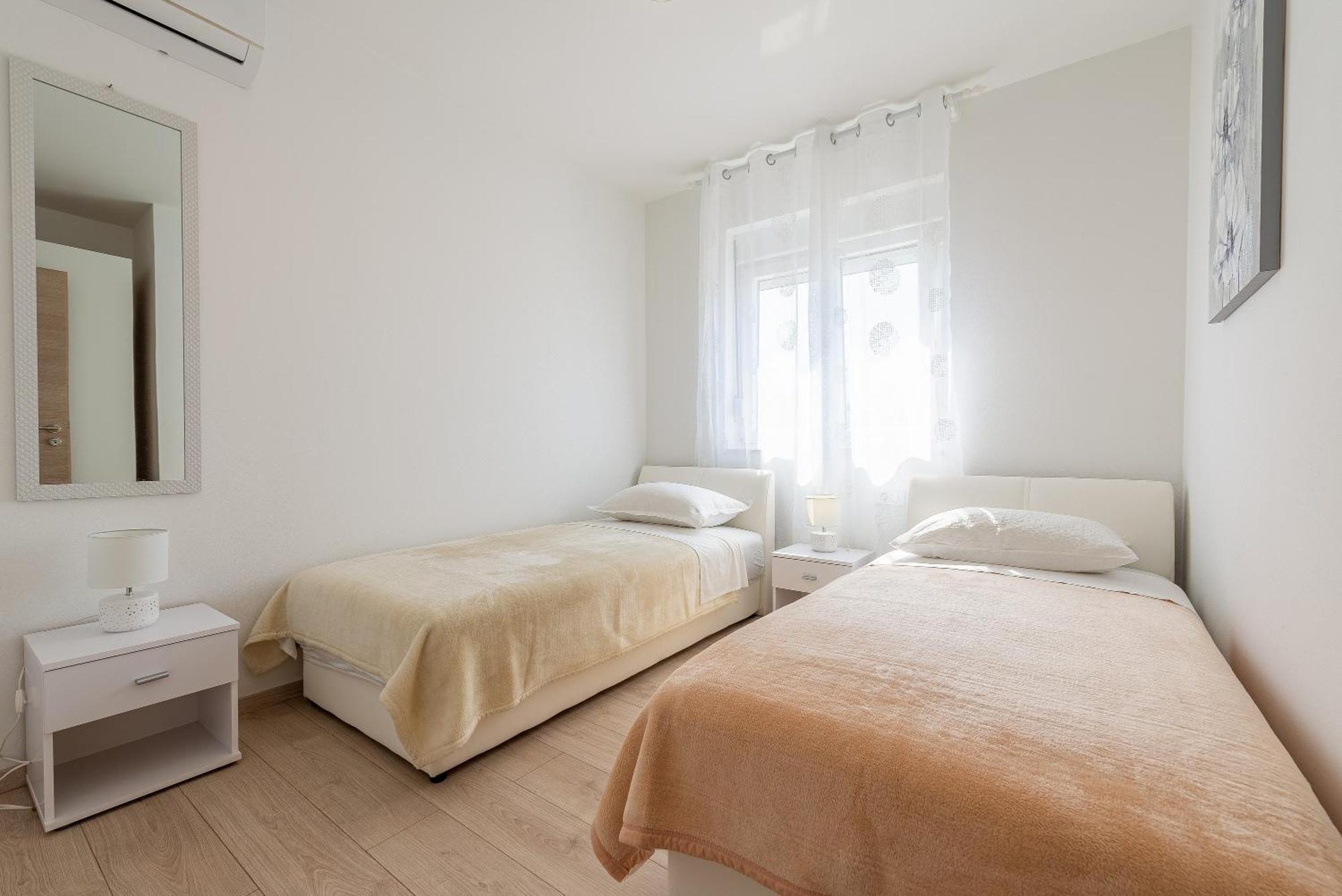 Apartments Villa Odesa With Shared Pool Zadar Buitenkant foto